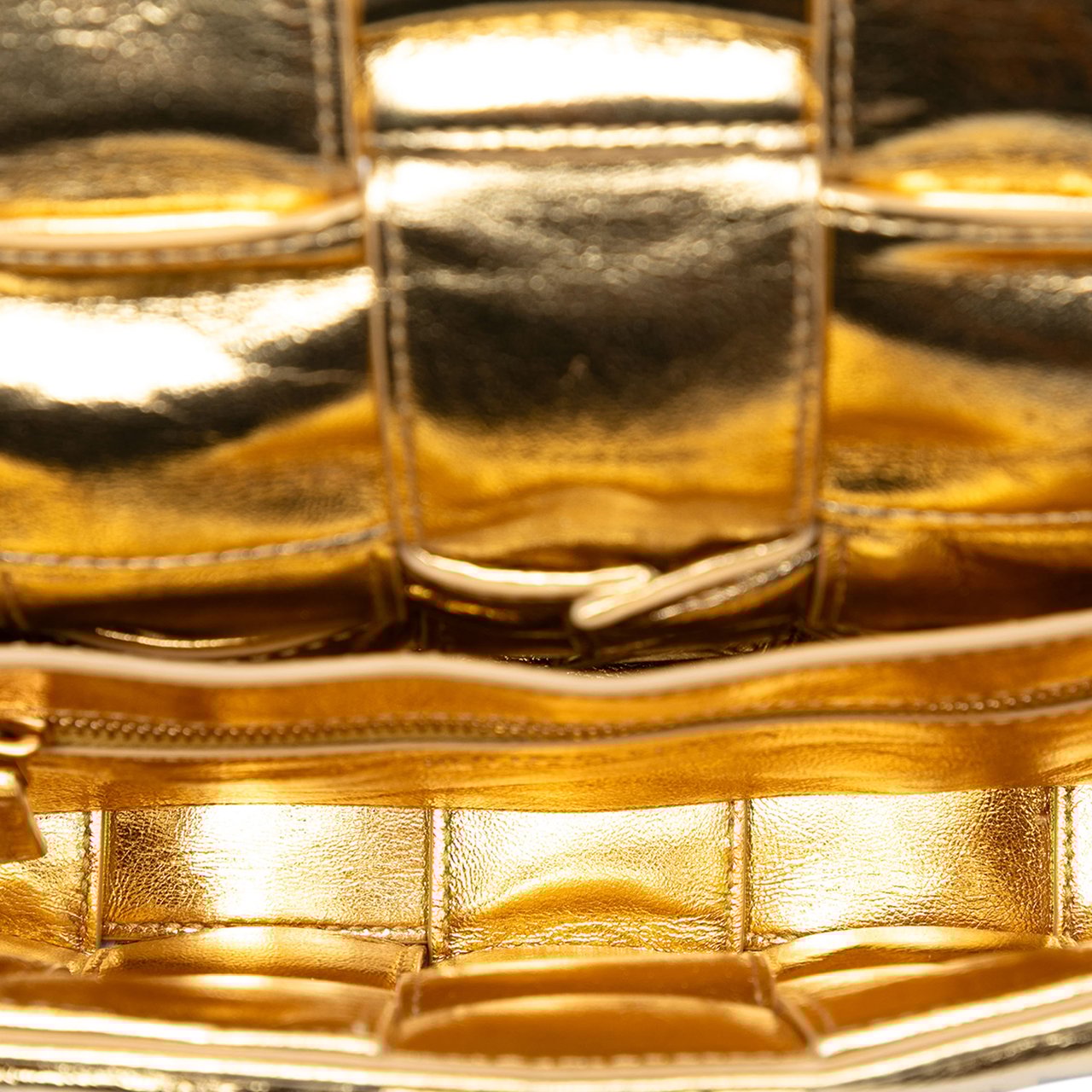 Bottega Veneta Metallic Calfskin Intreccio Plisse Cassette Crossbody Goud