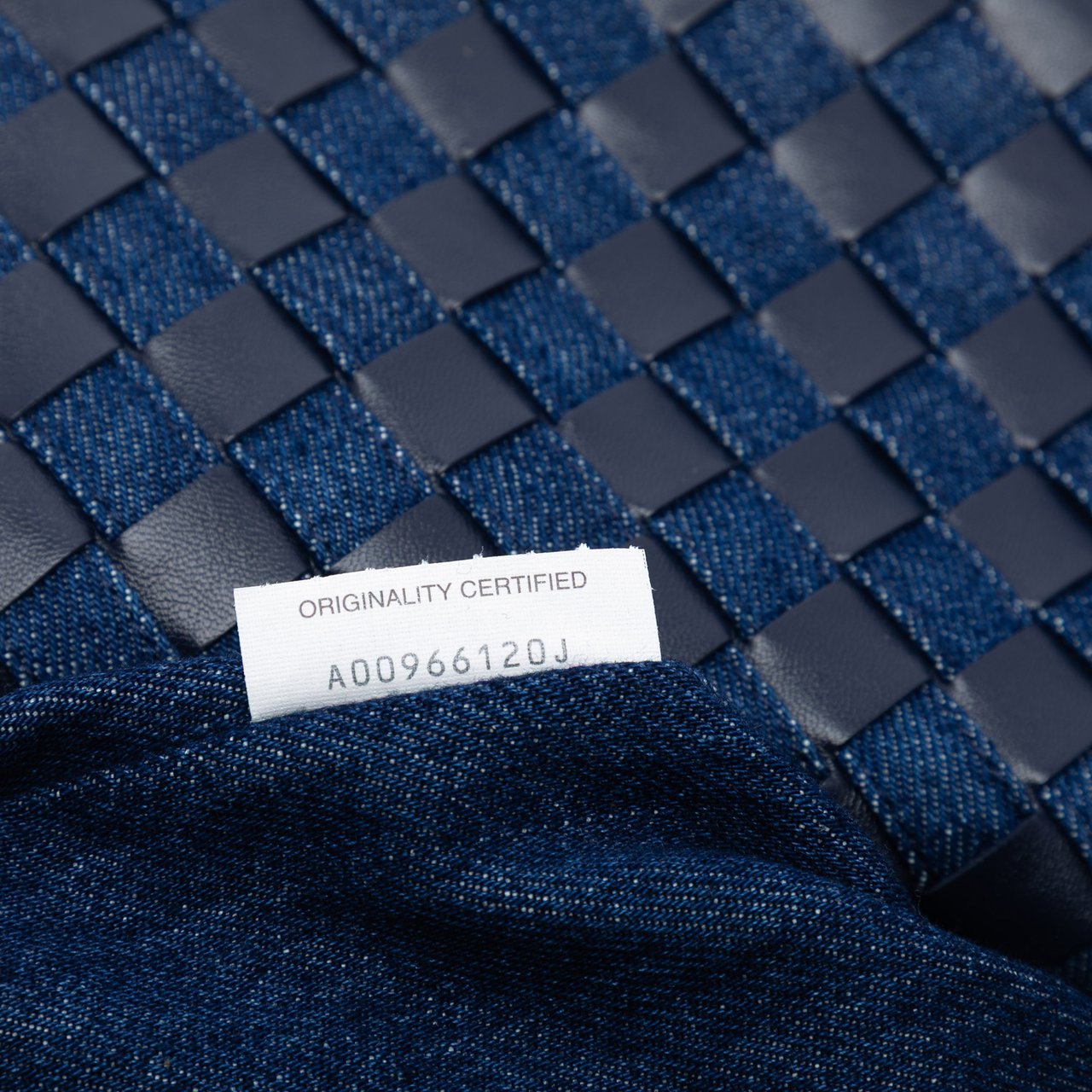 Bottega Veneta Large Calfskin and Denim Intrecciato Hop Hobo Blauw