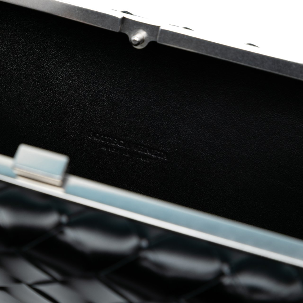 Bottega Veneta Spazzolato Intrecciato Box Messenger Bag Zwart