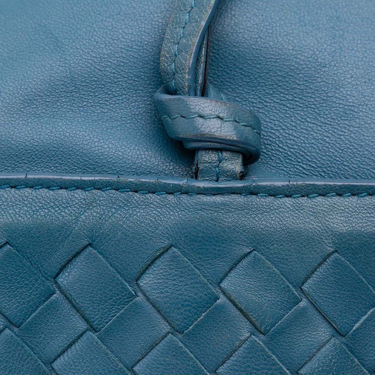Bottega Veneta Intrecciato Trimmed Nappa Flap Crossbody Blauw