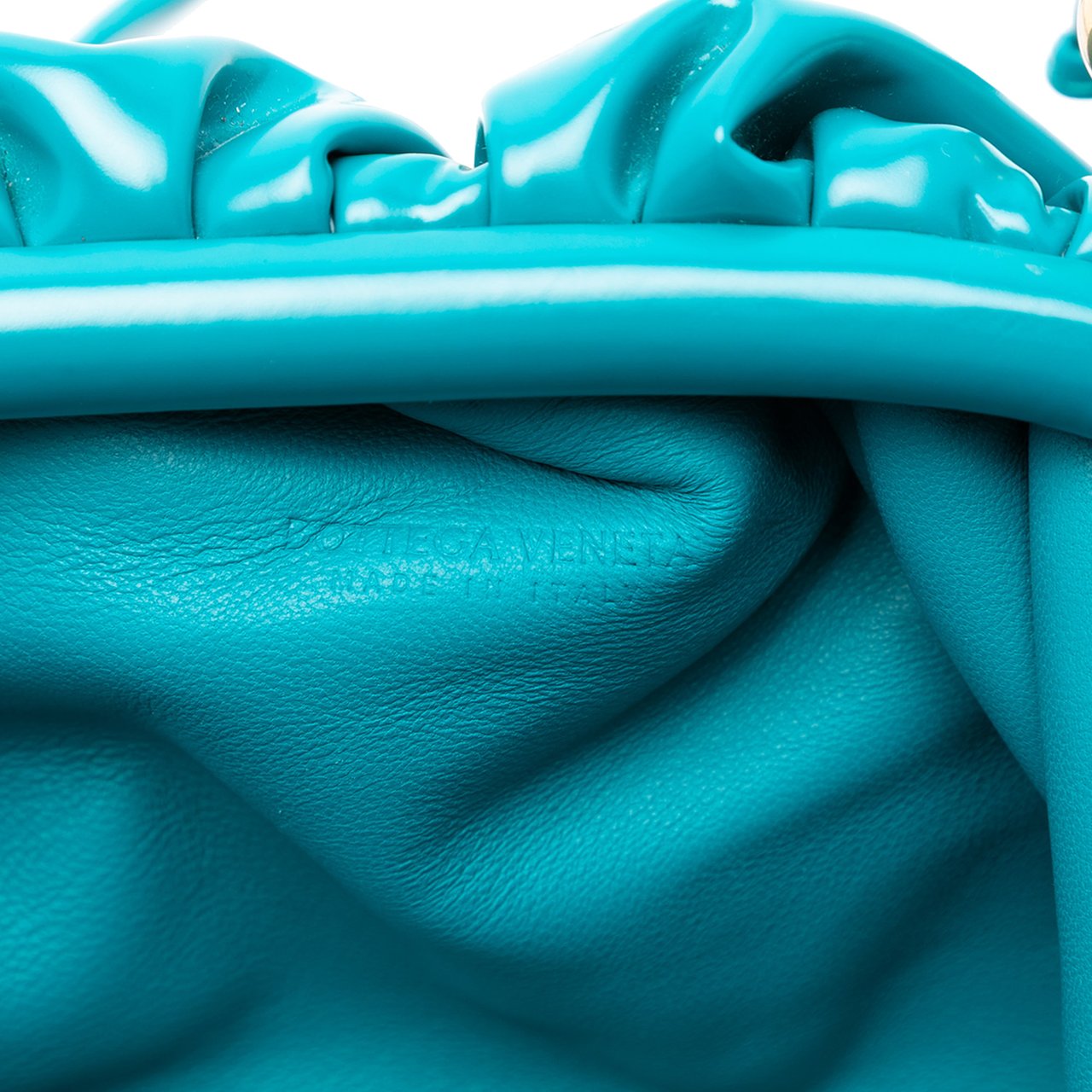 Bottega Veneta Patent Beaded Strap The Mini Pouch Crossbody Blauw