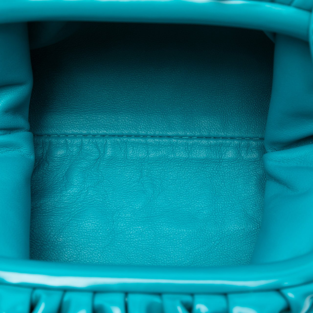 Bottega Veneta Patent Beaded Strap The Mini Pouch Crossbody Blauw