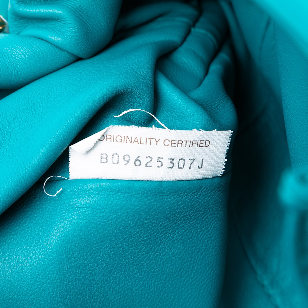 Bottega Veneta Patent Beaded Strap The Mini Pouch Crossbody Blauw