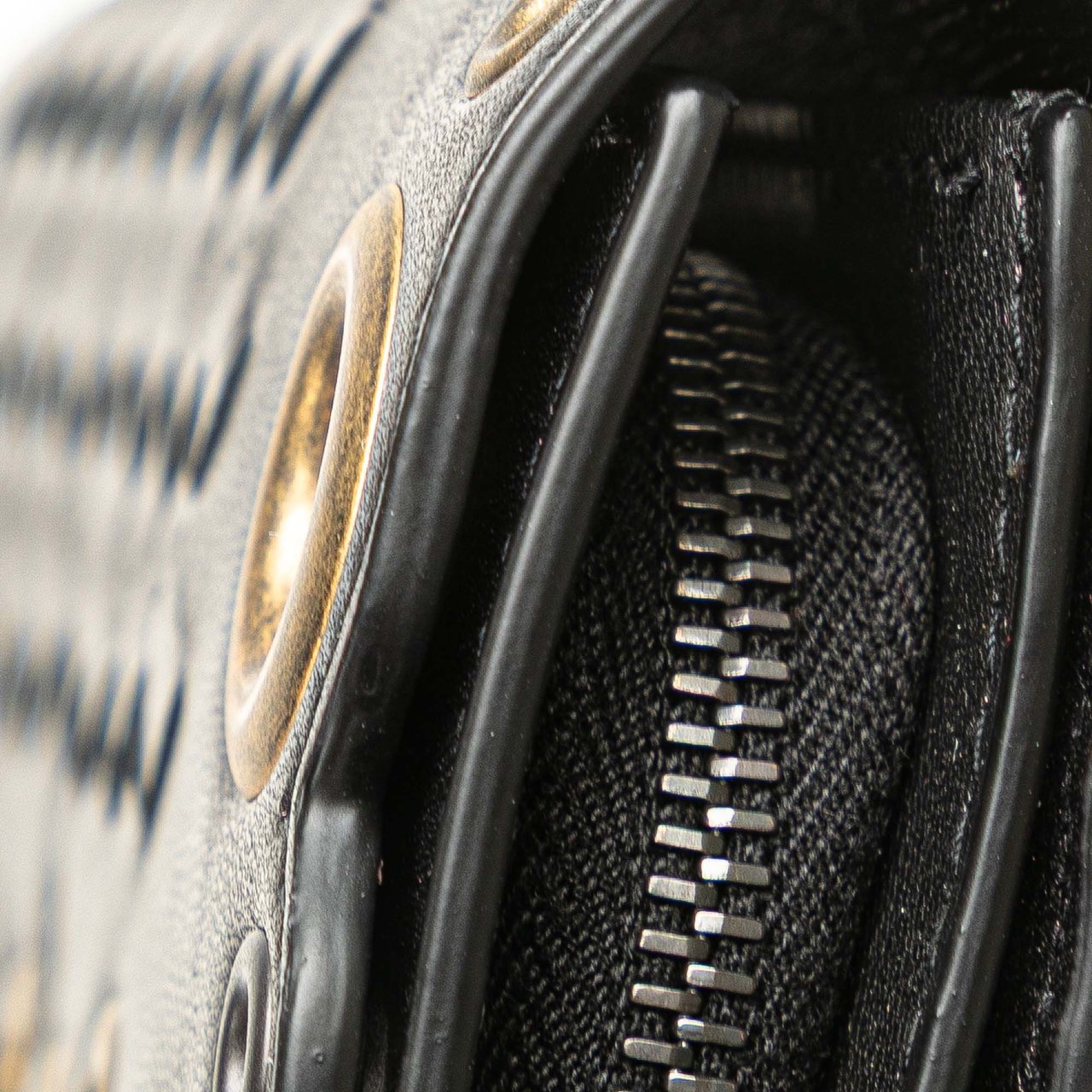 Bottega Veneta Nappa Intrecciato Grommet Scalloped Edge Long Wallet Zwart