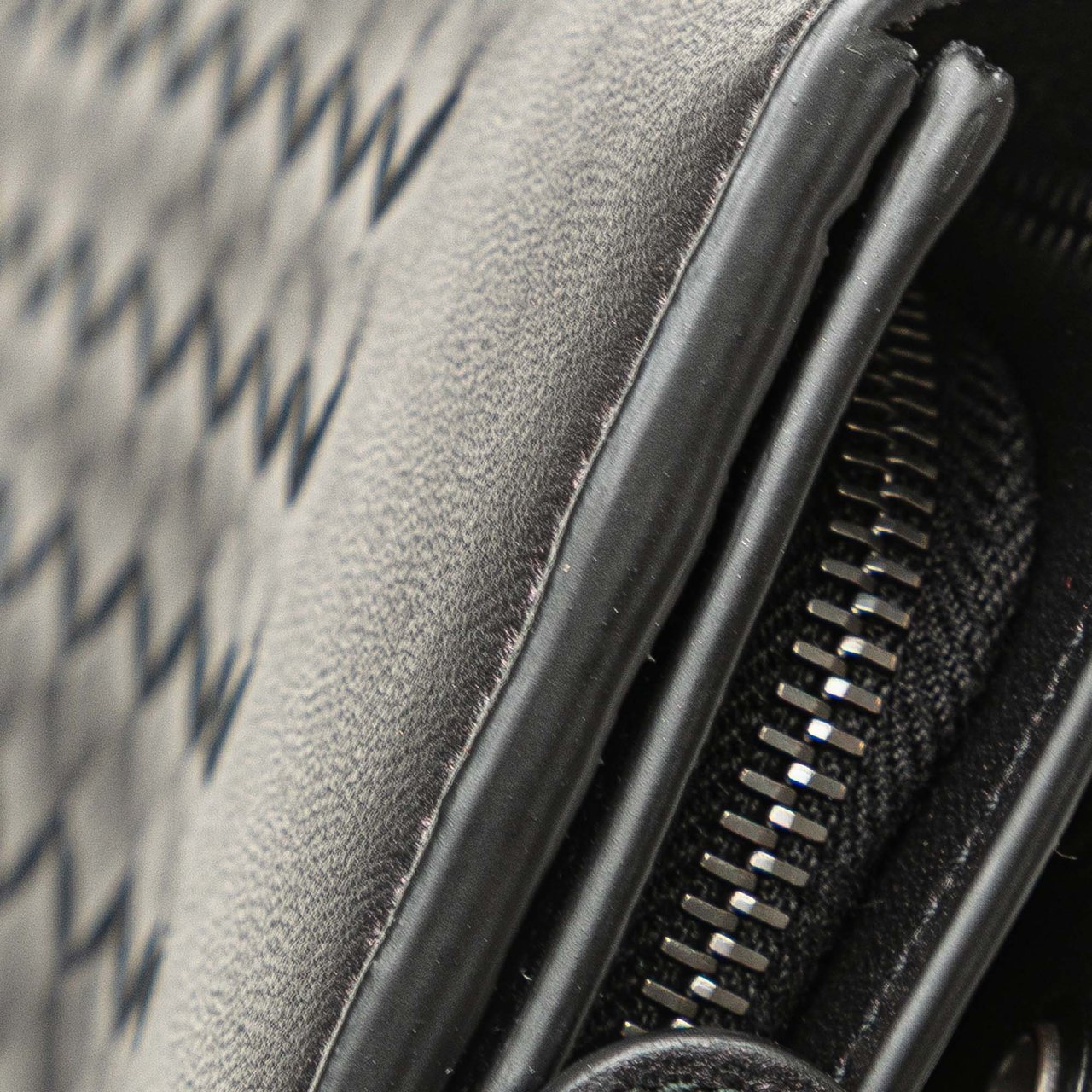 Bottega Veneta Nappa Intrecciato Grommet Scalloped Edge Long Wallet Zwart