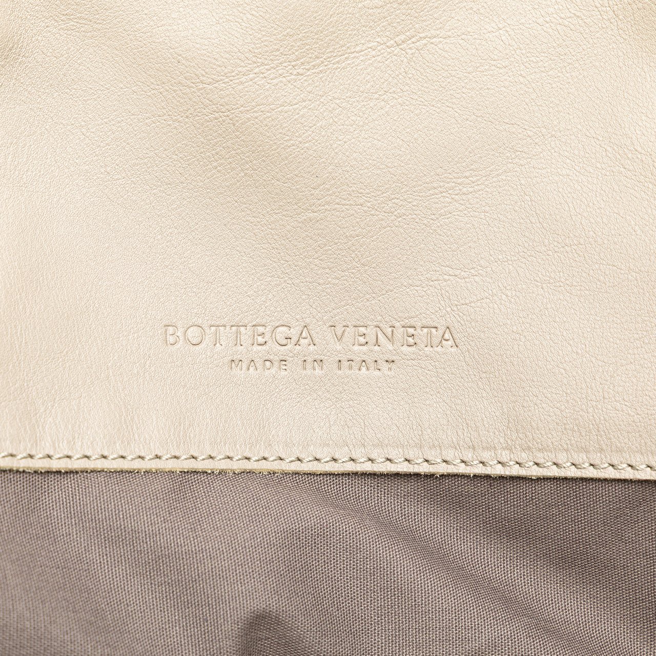Bottega Veneta Leather Intrecciato Side Zip Tote Grijs