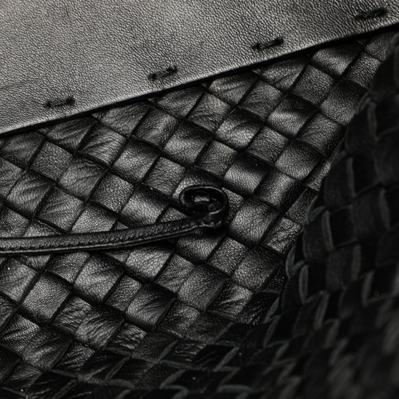 Bottega Veneta Medium Lambskin Intreccio Cabat Tote Zwart