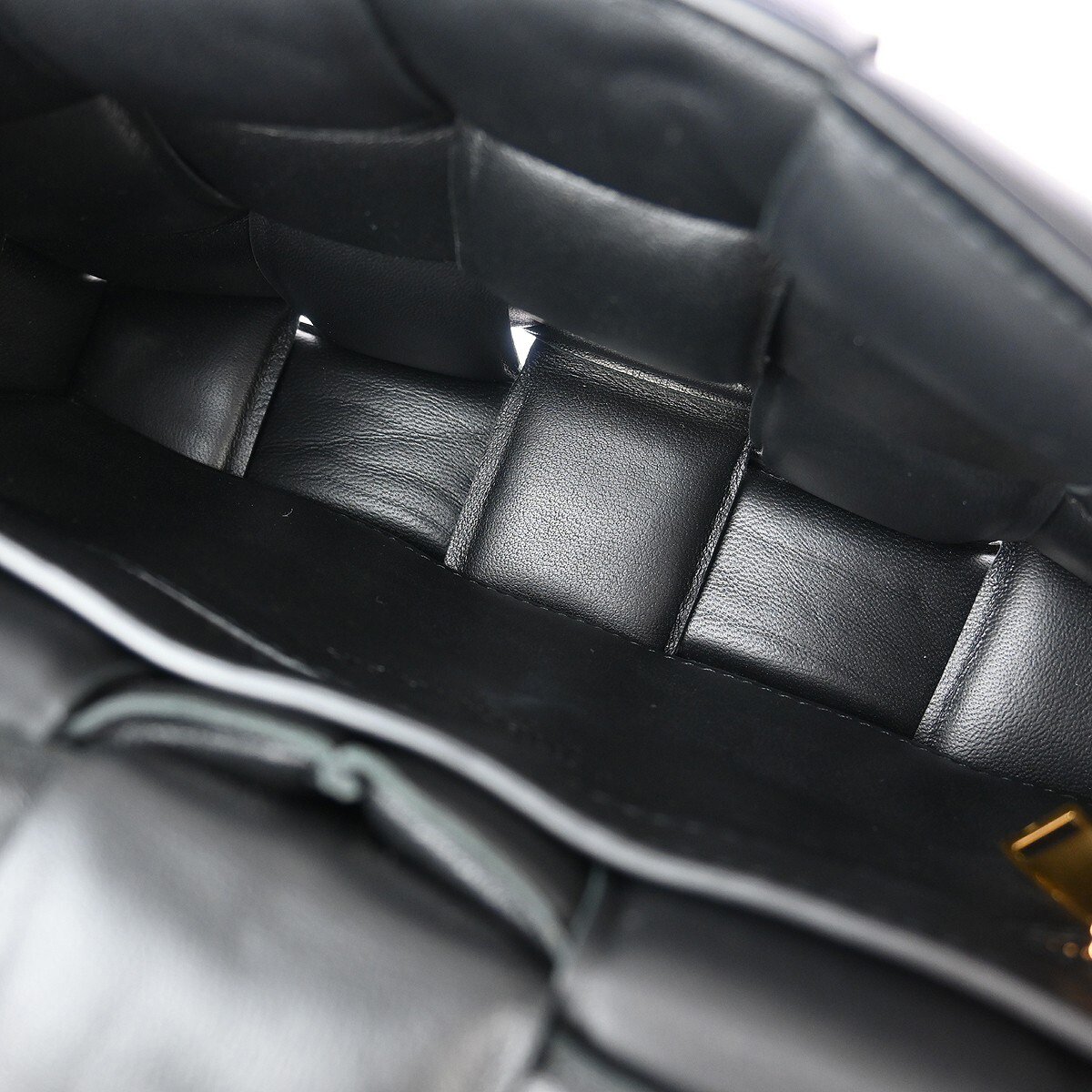 Bottega Veneta Bottega Veneta Cassette Chain Crossbody Bag Padded Maxi Intrecciato Leather Zwart