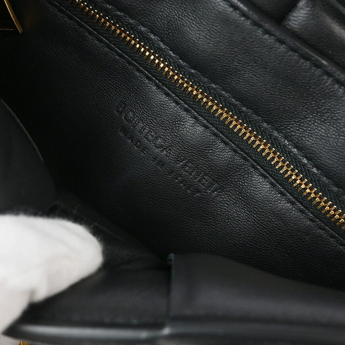 Bottega Veneta Bottega Veneta Cassette Chain Crossbody Bag Padded Maxi Intrecciato Leather Zwart