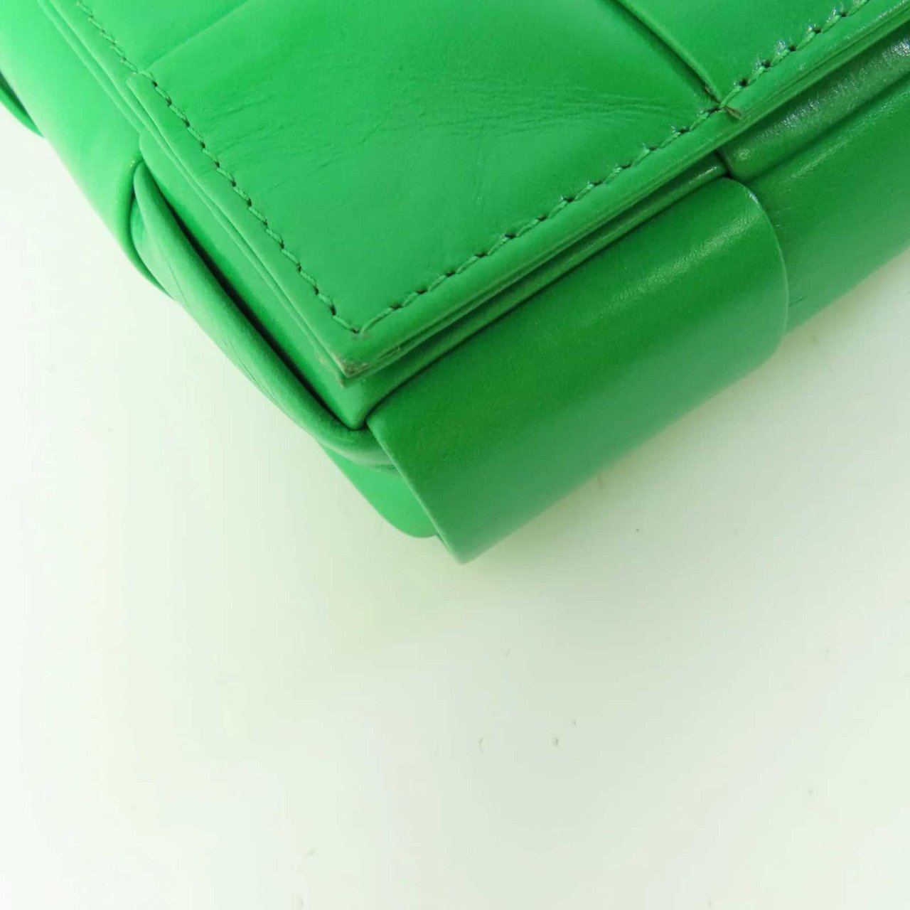 Bottega Veneta Candy Cassette Maxi Intrecciato Leather Mini Groen