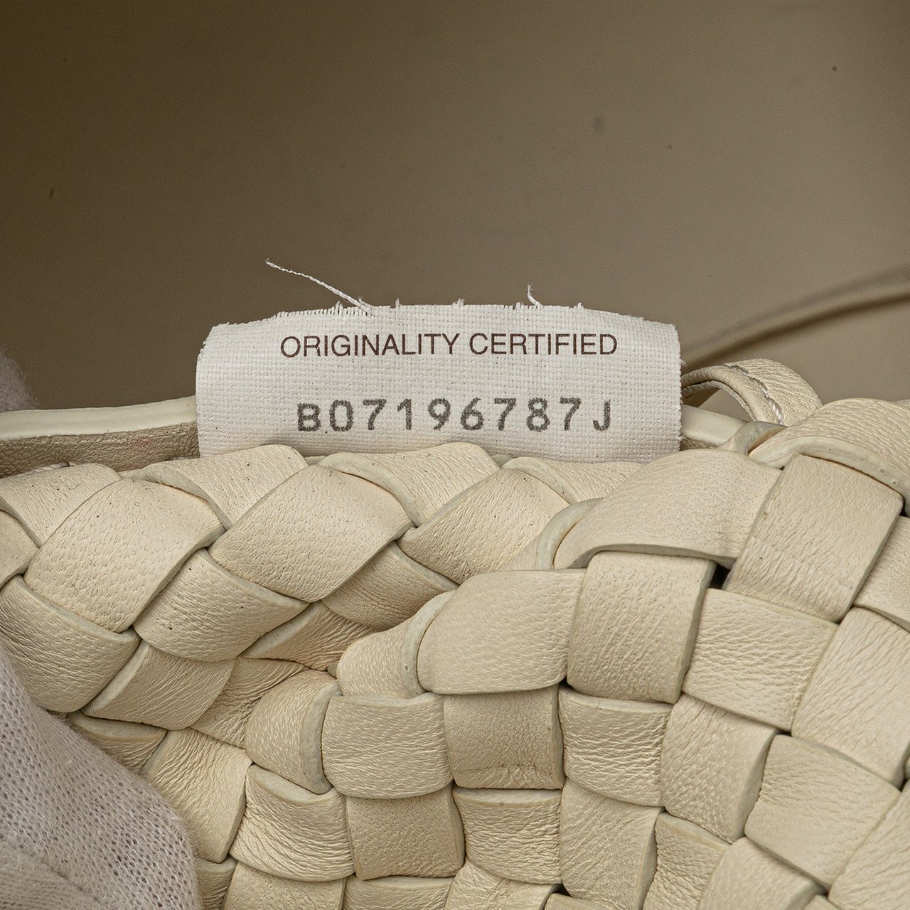 Bottega Veneta Medium Lambskin Intreccio Cabat Tote Wit