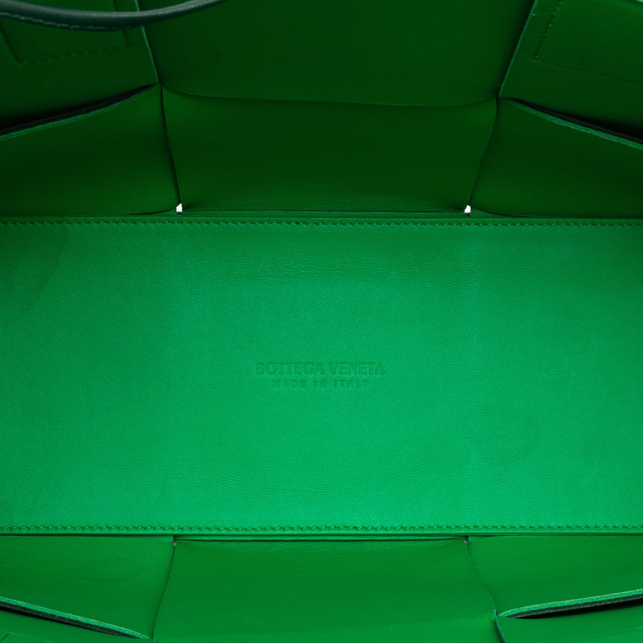 Bottega Veneta Small Nappa Maxi Intrecciato Arco Tote Groen