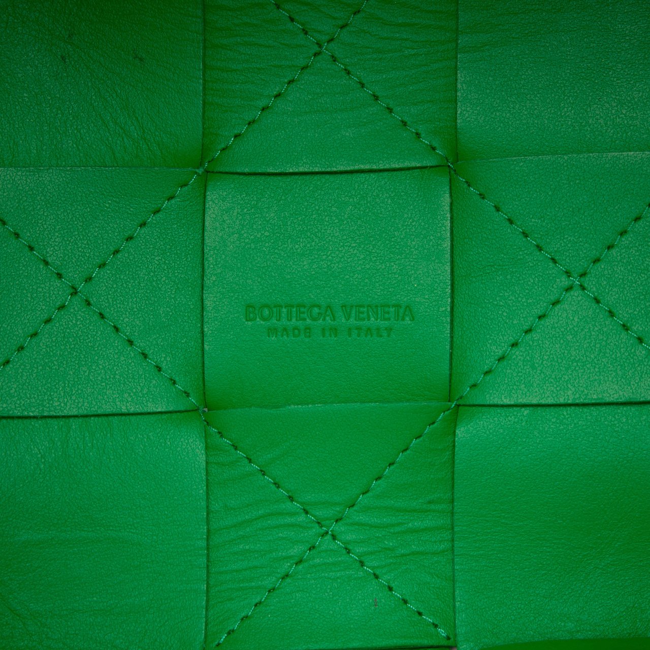 Bottega Veneta Small Nappa Maxi Intrecciato Cassette Bucket Bag Groen
