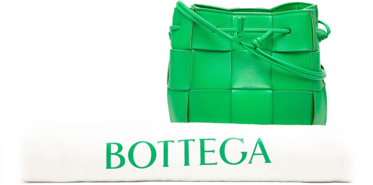 Bottega Veneta Small Nappa Maxi Intrecciato Cassette Bucket Bag Groen