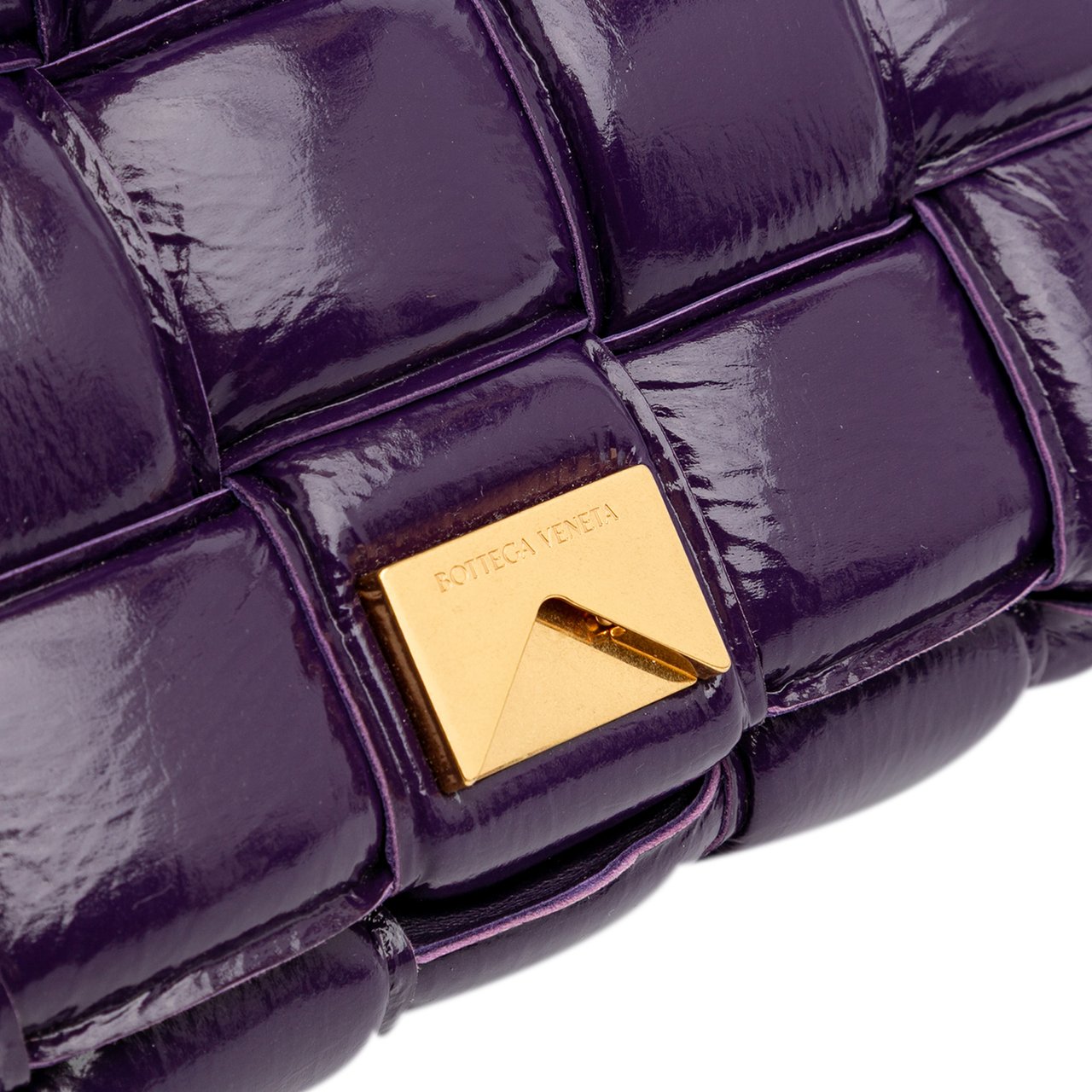 Bottega Veneta Textured Deerskin Intrecciato Padded Cassette Crossbody Paars