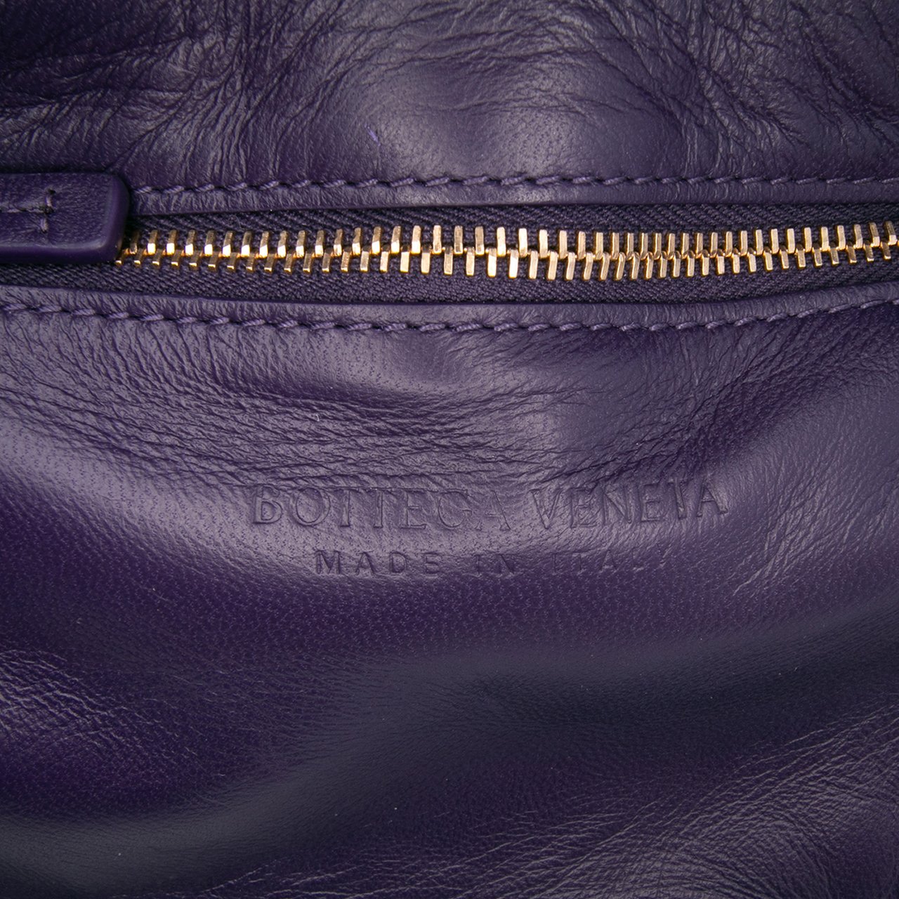 Bottega Veneta Textured Deerskin Intrecciato Padded Cassette Crossbody Paars