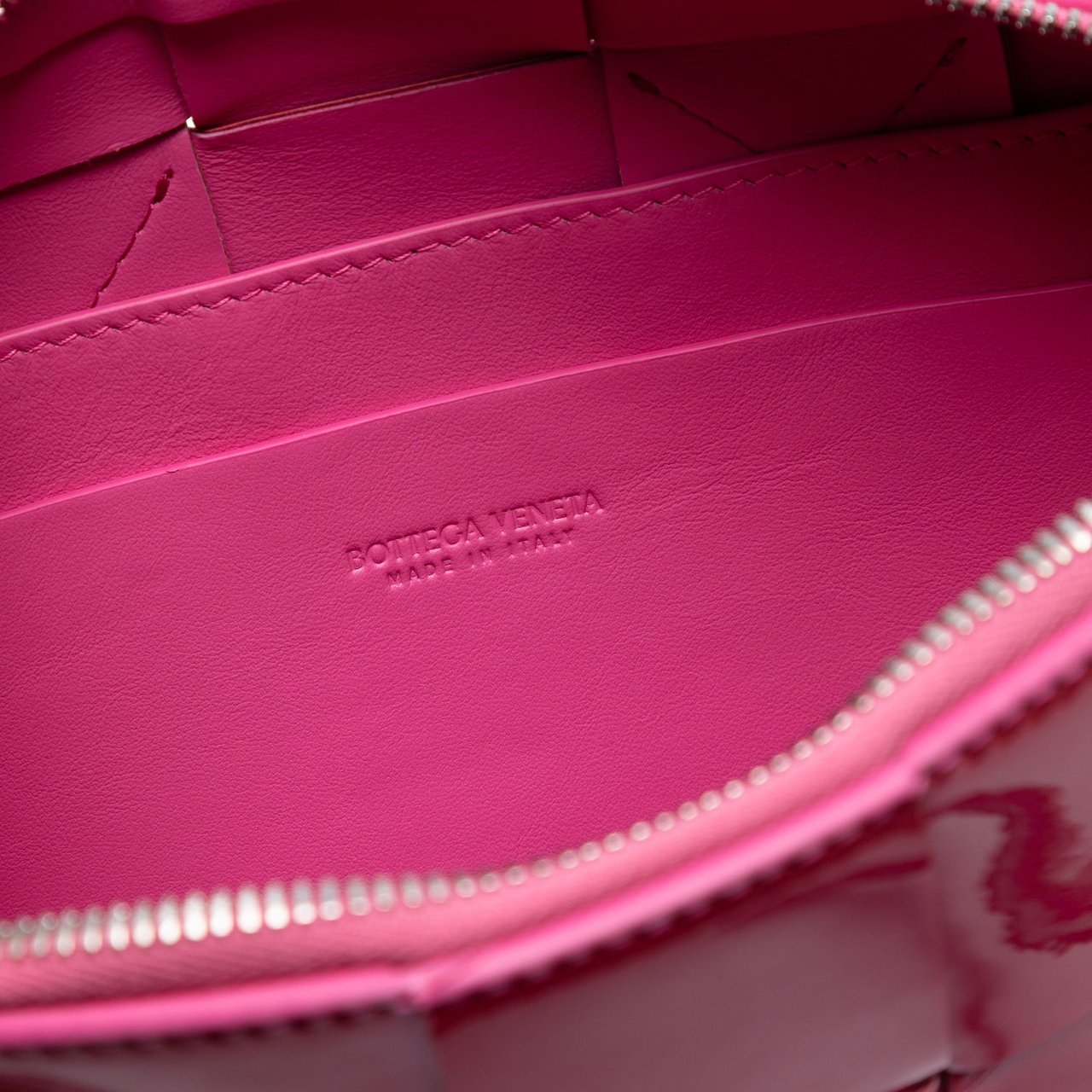 Bottega Veneta Patent Intrecciato Cassette Clutch Roze