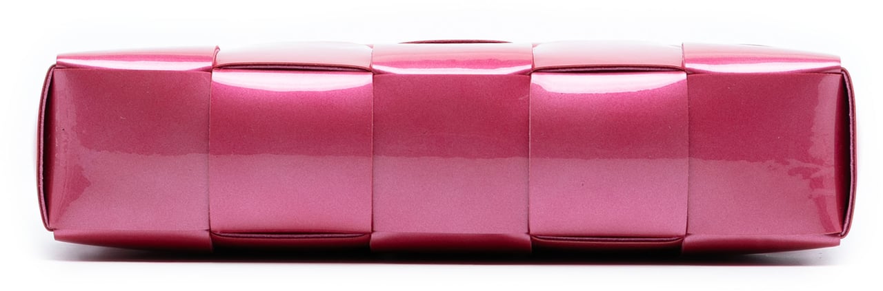 Bottega Veneta Patent Intrecciato Cassette Clutch Roze