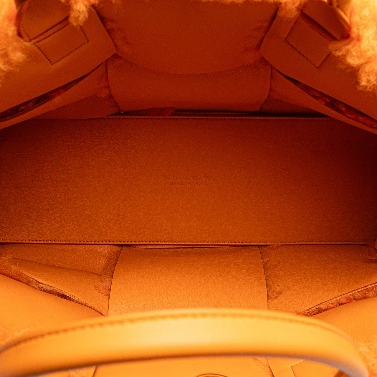 Bottega Veneta Small Shearling Intrecciato Arco Tote Oranje