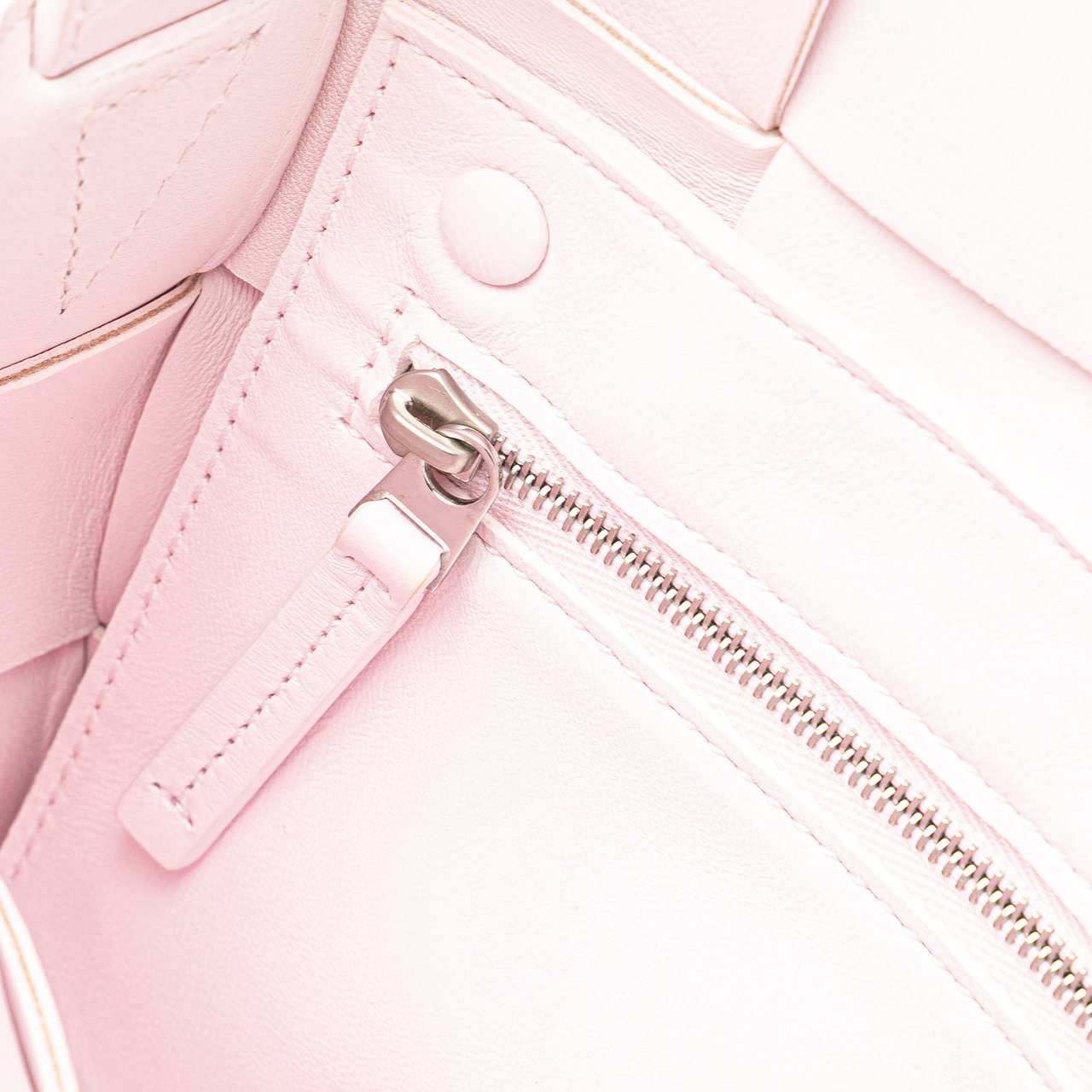 Bottega Veneta Nappa Intrecciato Cassette Crossbody Roze