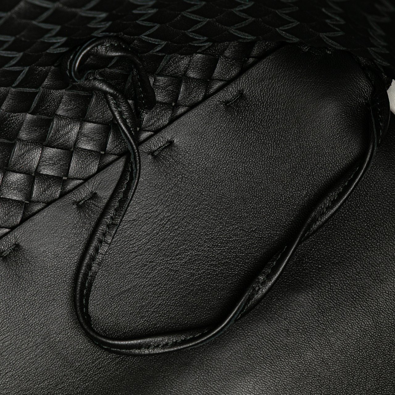 Bottega Veneta Medium Lambskin Intreccio Cabat Tote Zwart