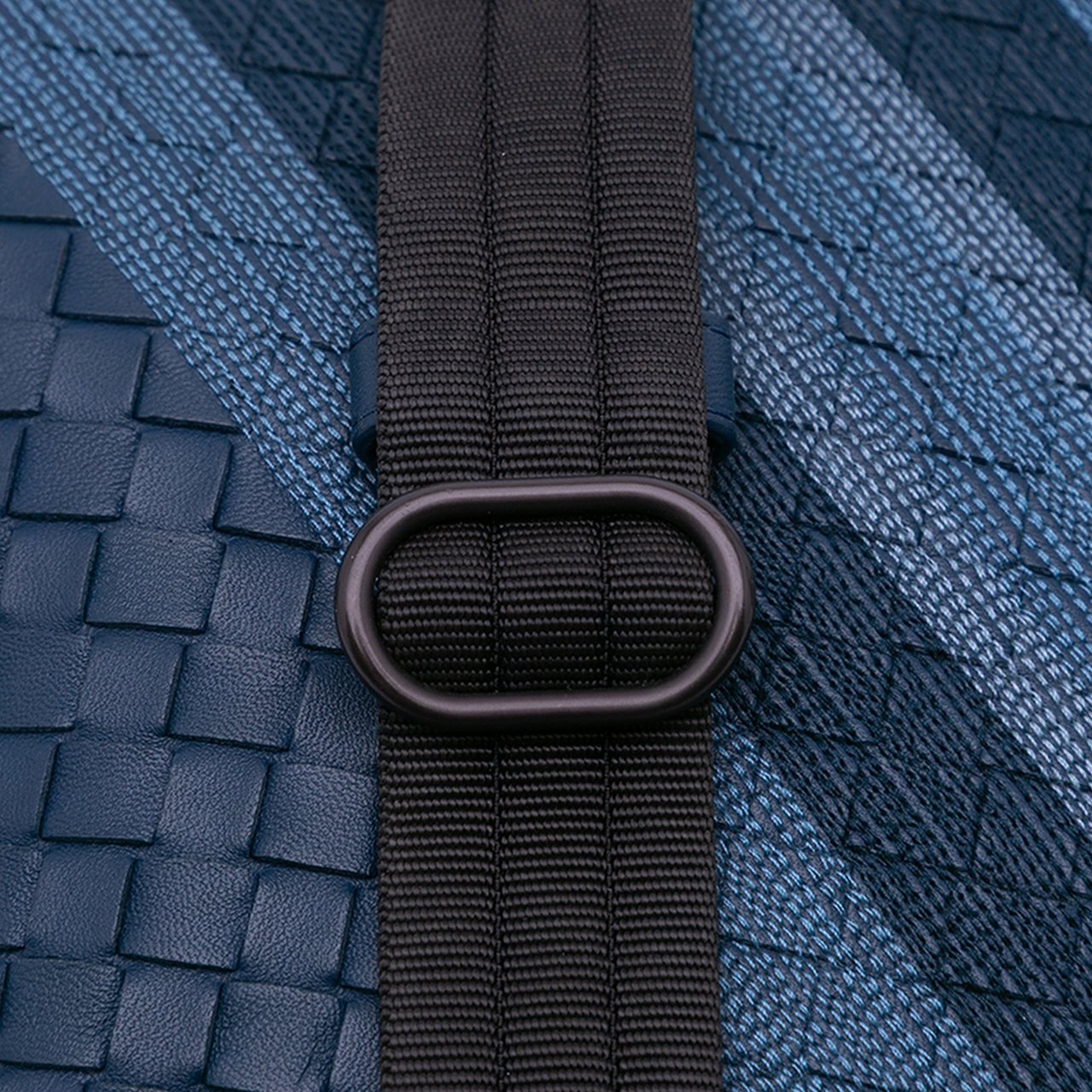 Bottega Veneta Leather Intrecciato Crossbody Blauw
