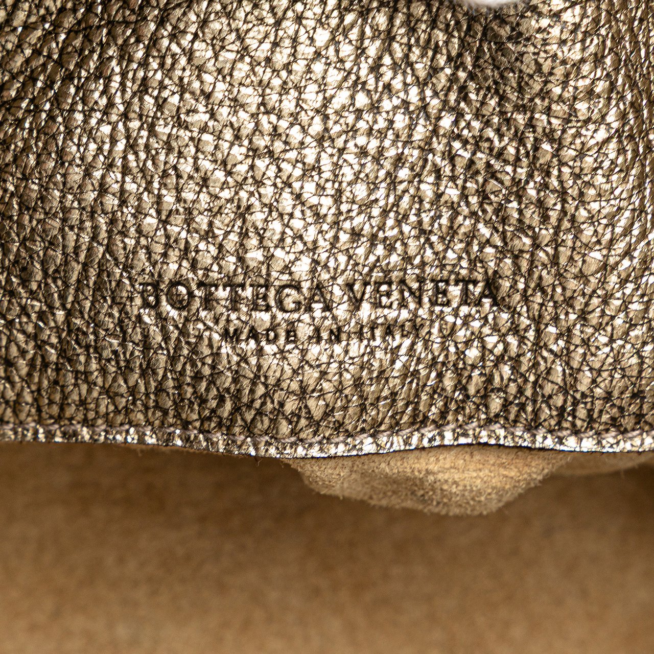 Bottega Veneta Small Metallic Intrecciato Trimmed Cervo Bucket Bag Goud