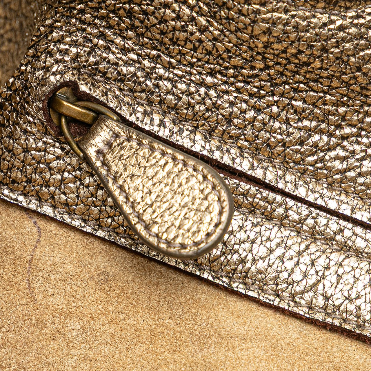 Bottega Veneta Small Metallic Intrecciato Trimmed Cervo Bucket Bag Goud