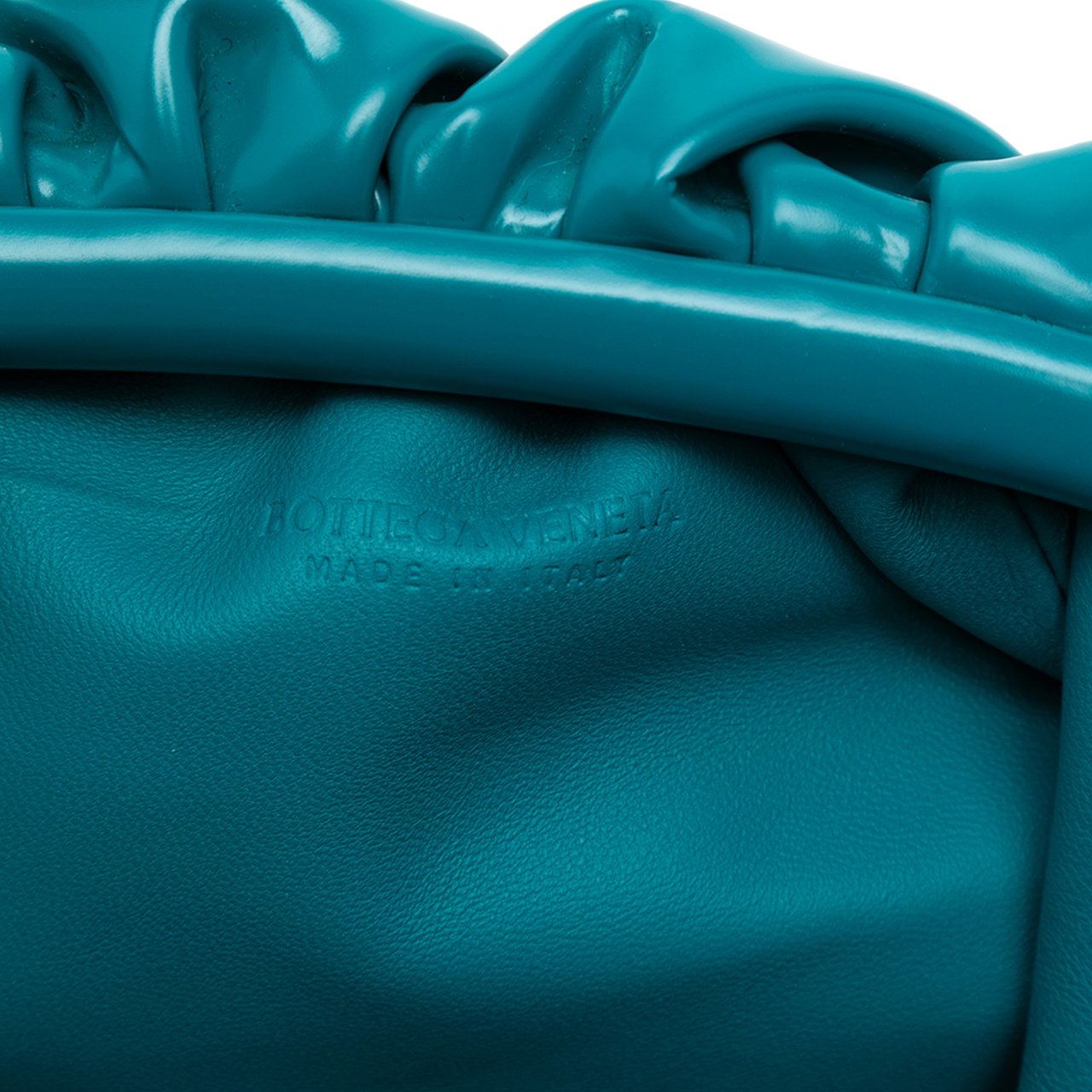 Bottega Veneta Patent Beaded Strap The Mini Pouch Crossbody Blauw