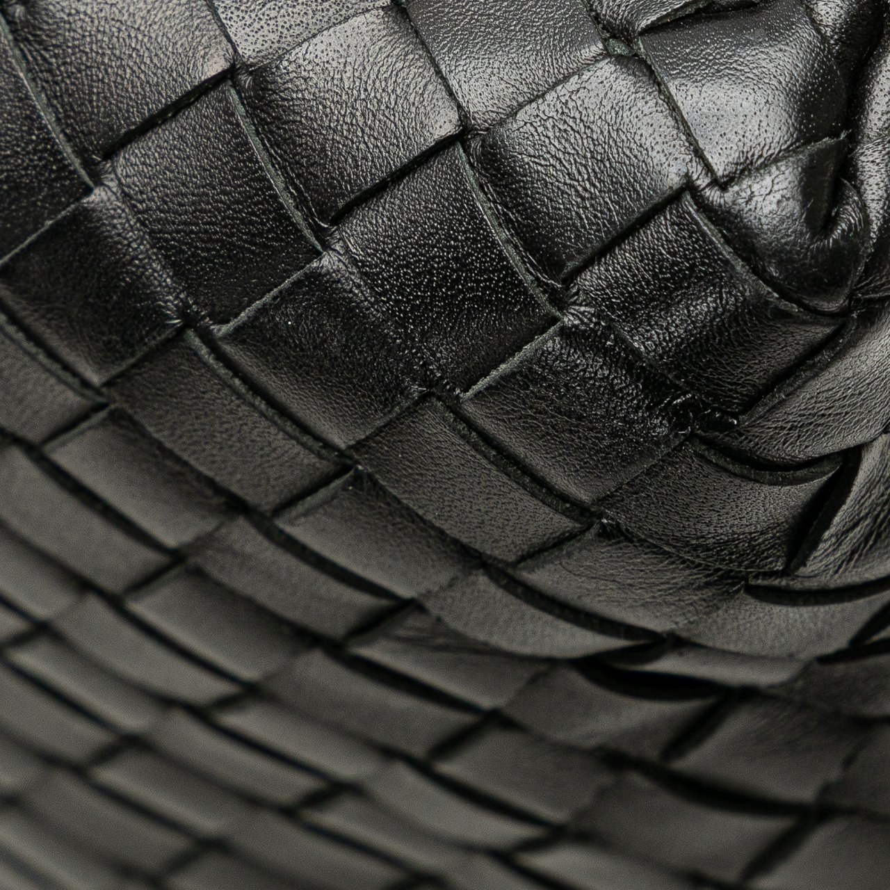 Bottega Veneta Leather Intrecciato Crossbody Zwart