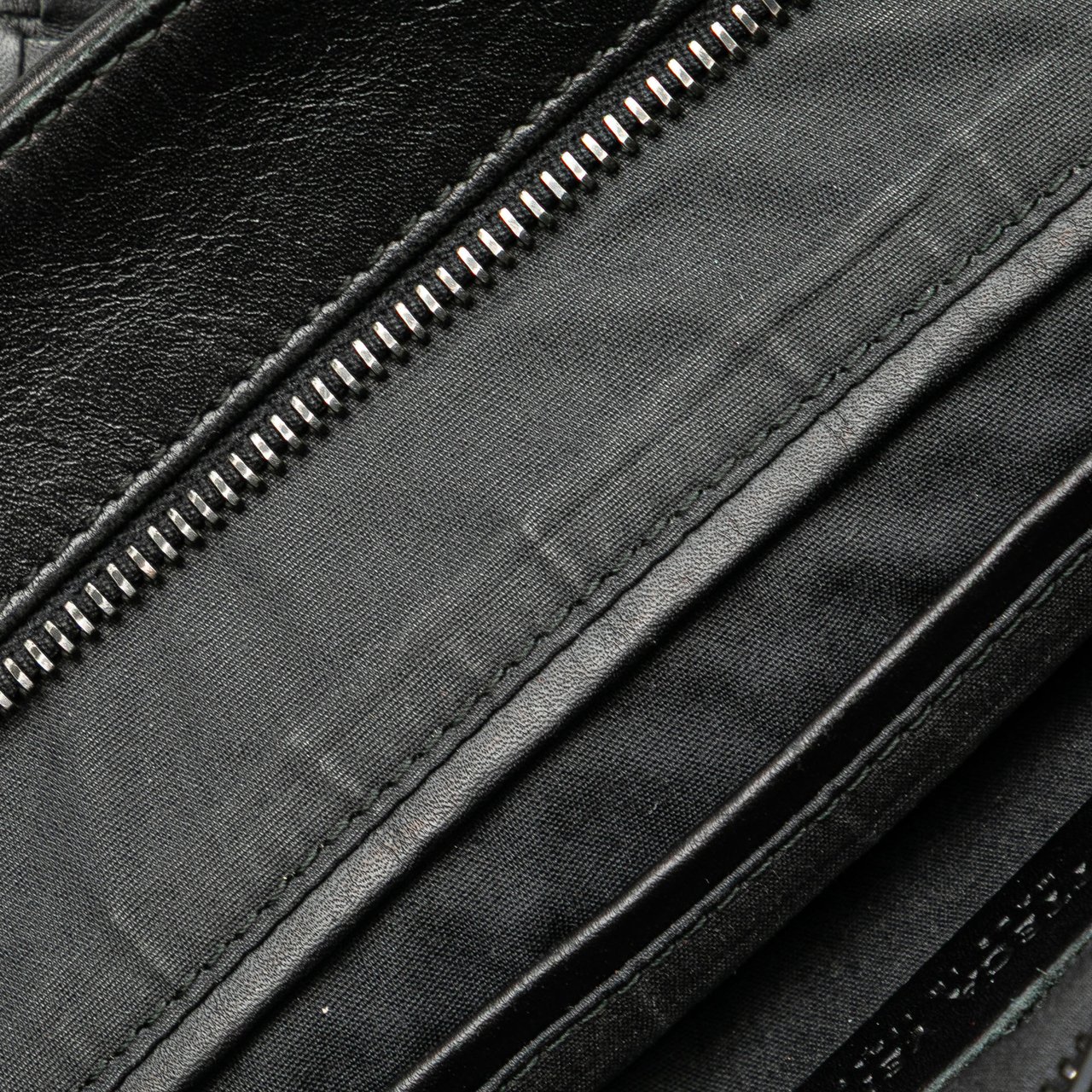 Bottega Veneta Leather Intrecciato Crossbody Zwart