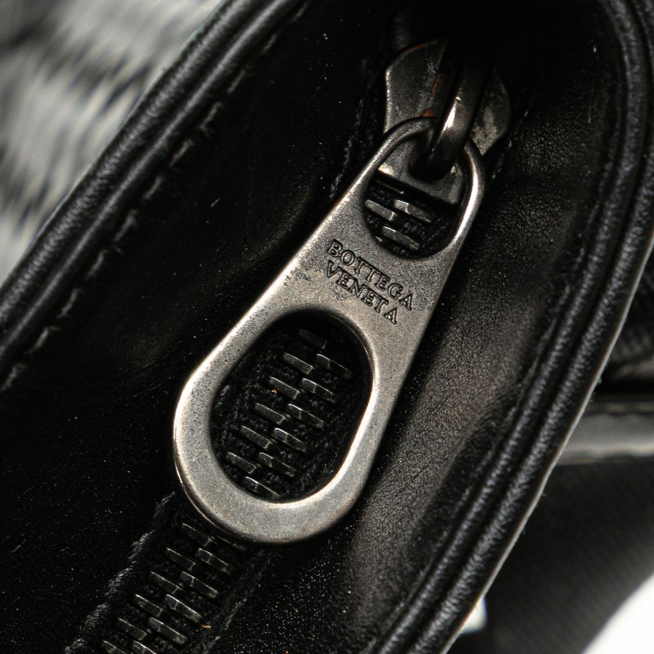 Bottega Veneta Leather Intrecciato Crossbody Zwart