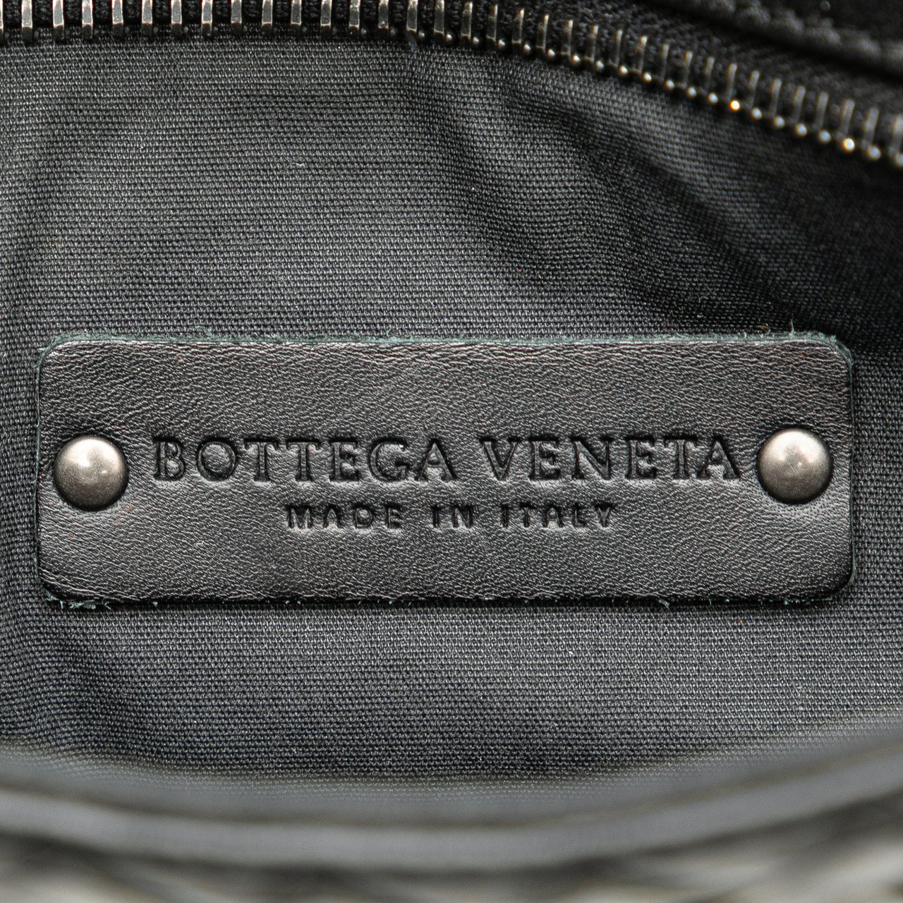 Bottega Veneta Leather Intrecciato Crossbody Zwart