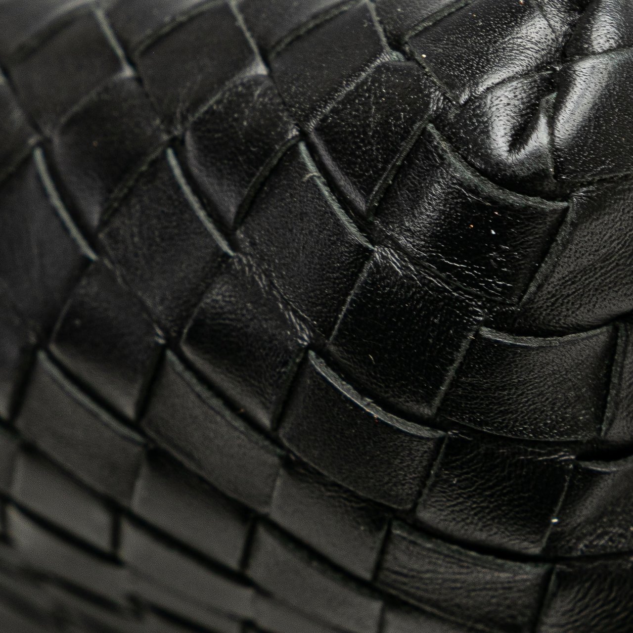 Bottega Veneta Leather Intrecciato Crossbody Zwart