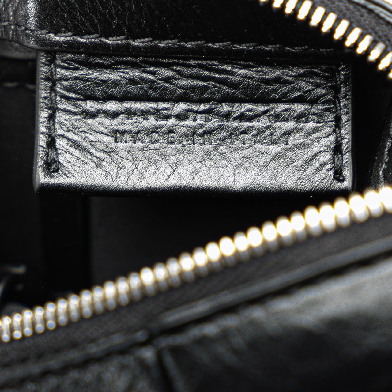 Bottega Veneta Paper Calfskin Intrecciato Cassette Belt Bag Zwart