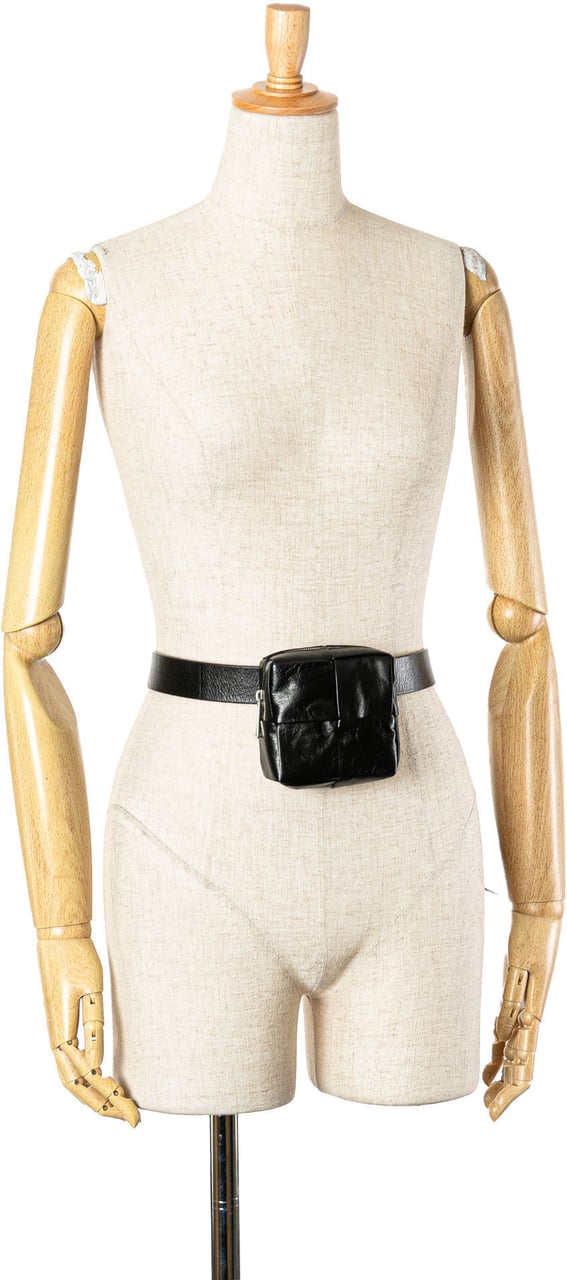 Bottega Veneta Paper Calfskin Intrecciato Cassette Belt Bag Zwart