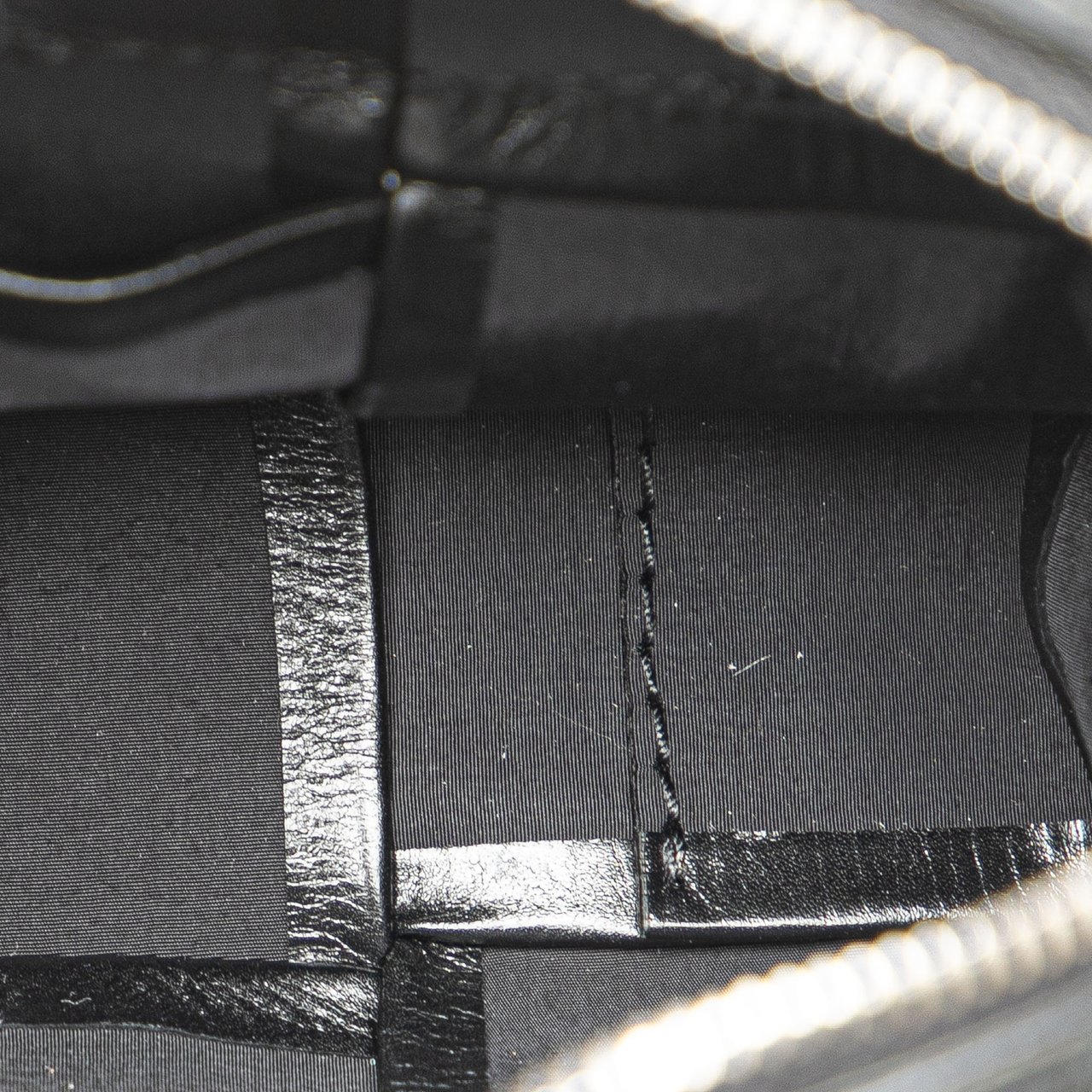Bottega Veneta Paper Calfskin Intrecciato Cassette Belt Bag Zwart