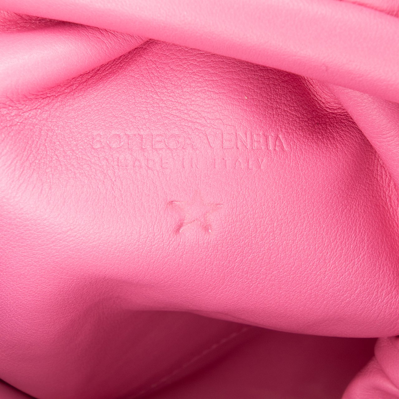 Bottega Veneta Lambskin The Mini Pouch Crossbody Roze