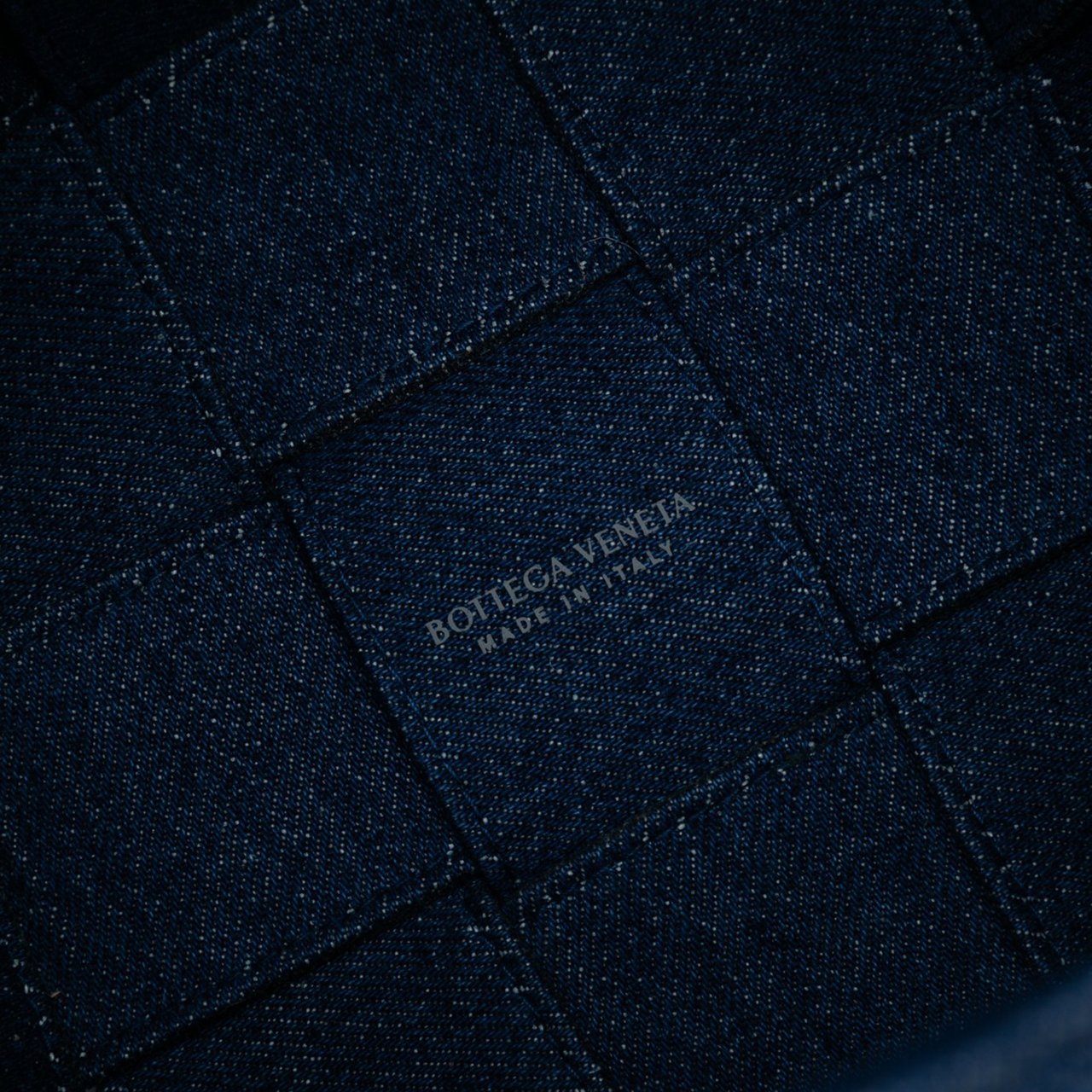 Bottega Veneta Small Denim Maxi Intrecciato Cassette Bucket Bag Blauw