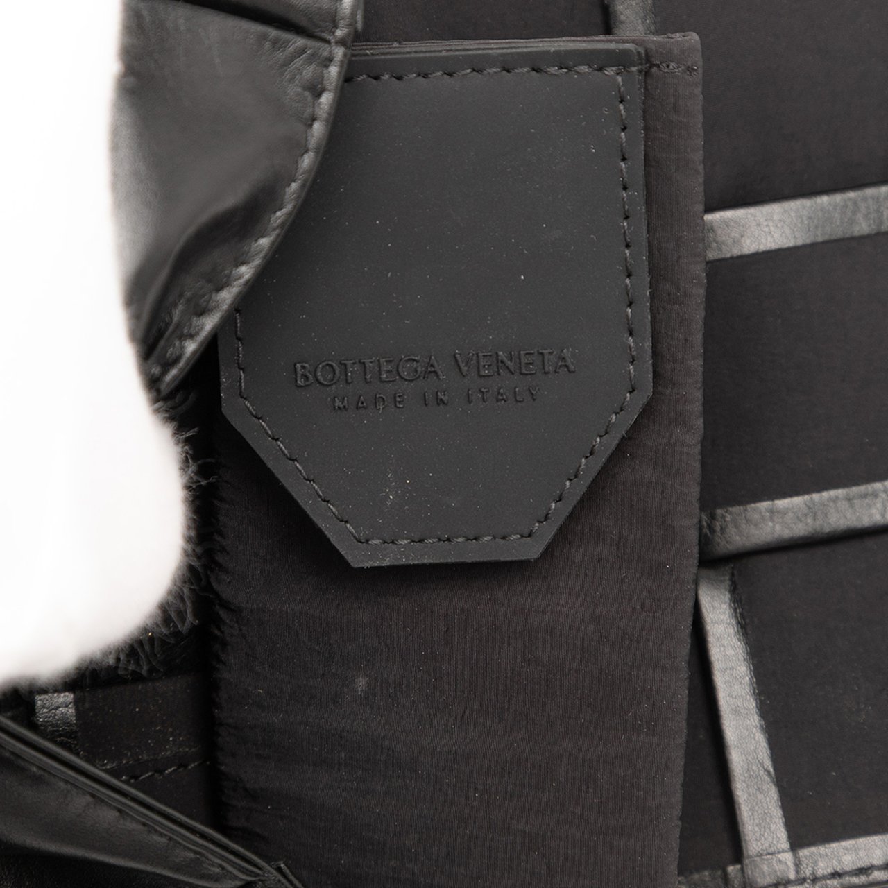 Bottega Veneta Candy Paper Calfskin Intrecciato Cassette Crossbody Zwart