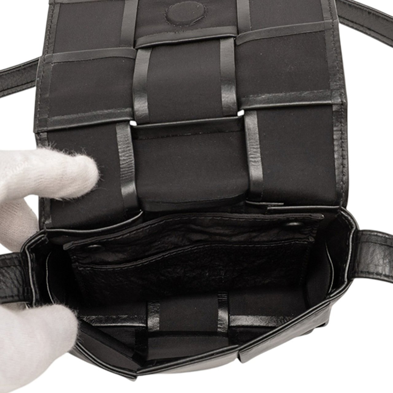 Bottega Veneta Candy Paper Calfskin Intrecciato Cassette Crossbody Zwart