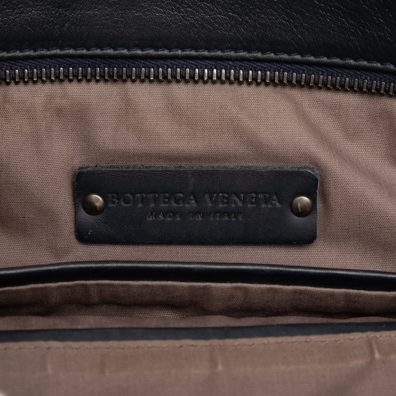 Bottega Veneta Leather Intrecciato Crossbody Blauw