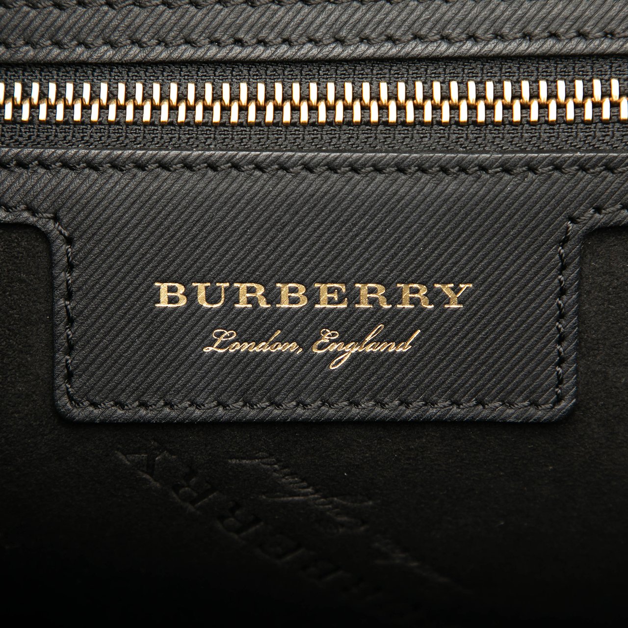 Burberry Large Trench Calfskin DK88 Top Handle Bag Zwart