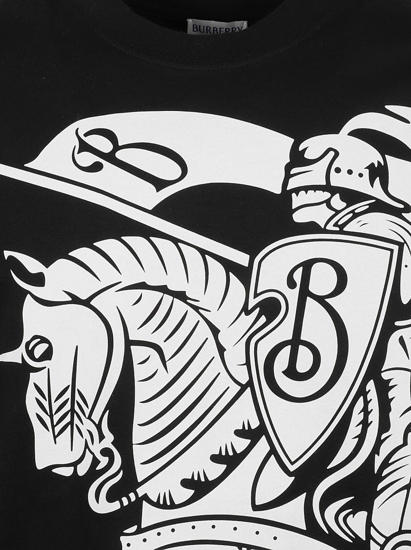 Burberry Graphic Knight Print Black T-Shirt Zwart