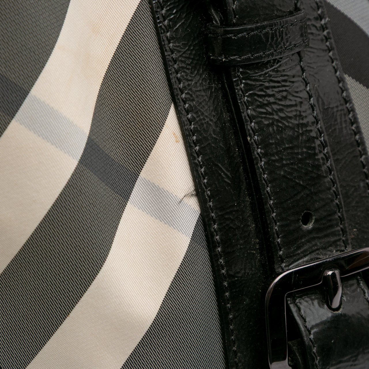Burberry Medium Beat Check Nylon Victoria Tote Grijs