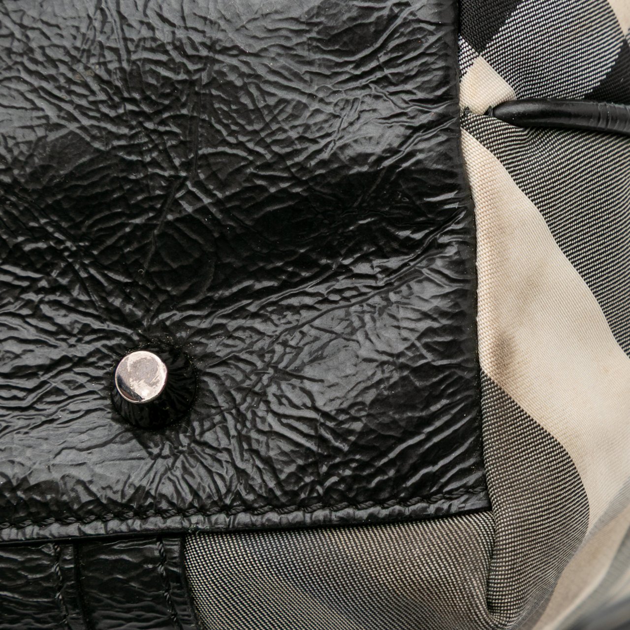 Burberry Medium Beat Check Nylon Victoria Tote Grijs