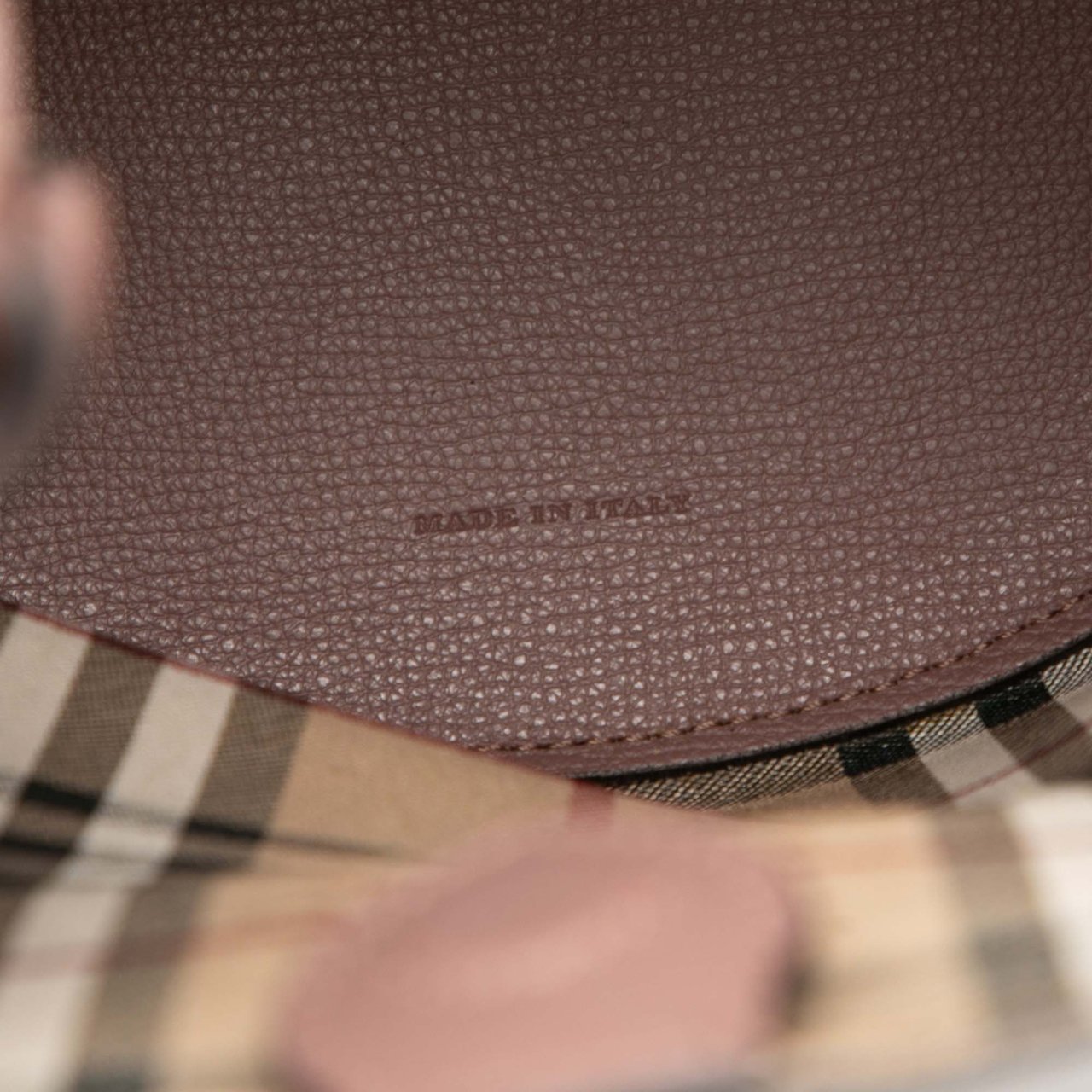 Burberry Leather Lorne Bucket Bag Roze