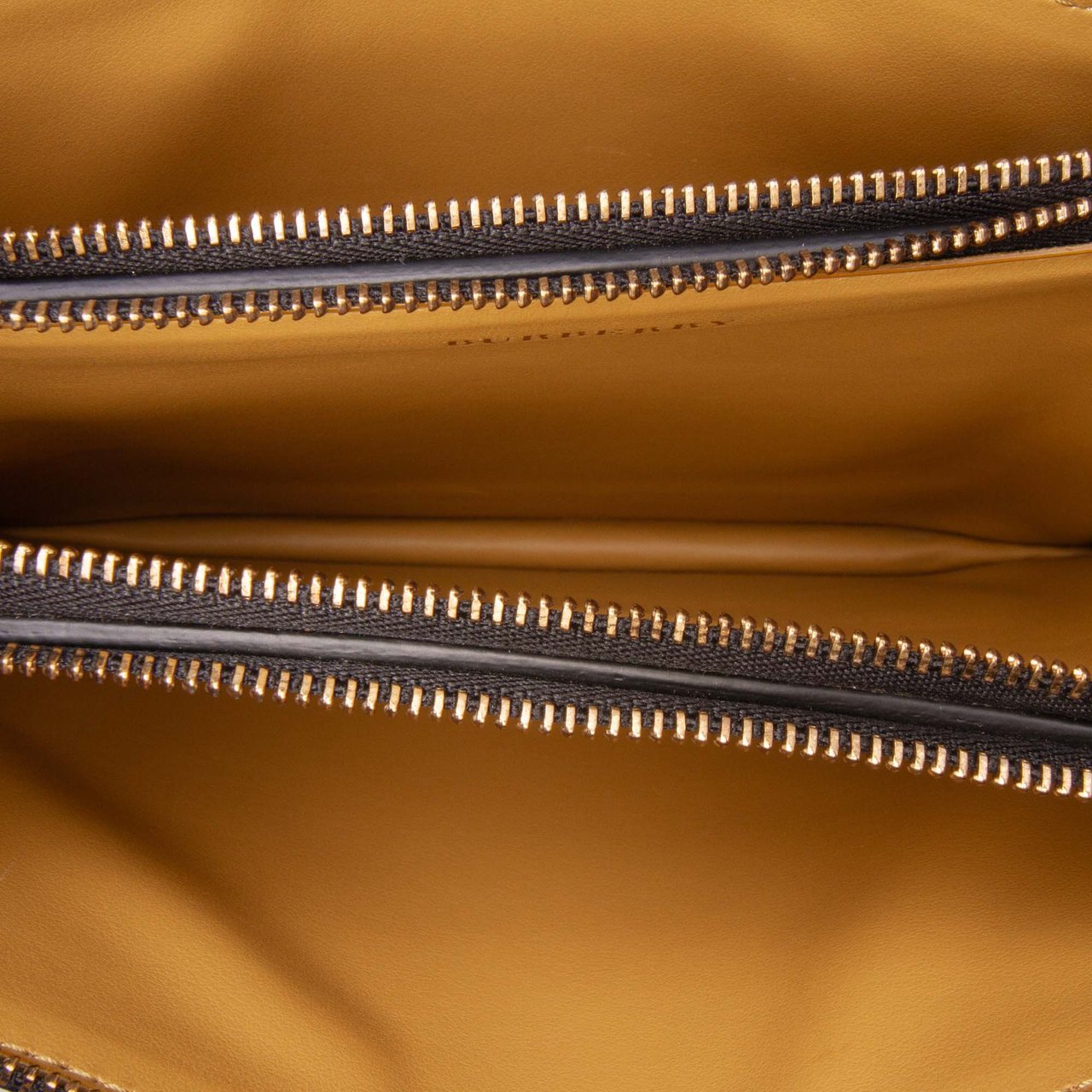 Burberry Leather Crossbody Zwart