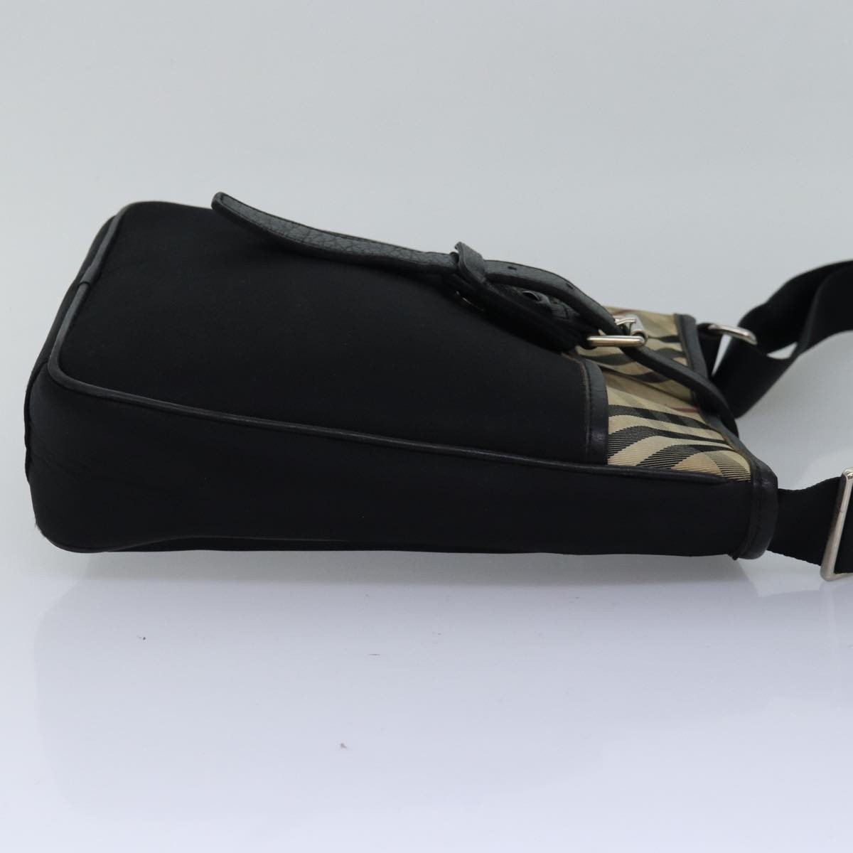 Burberry Burberry Front Pocket Flap Messenger Vintage Check Nylon and Nylon Small Zwart