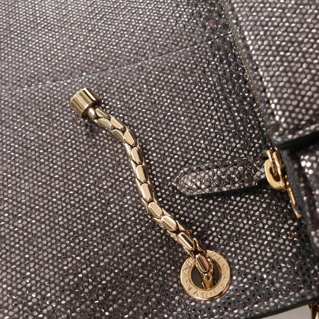 BVLGARI Serpenti Leather Chain Crossbody Bag in Gray Grijs